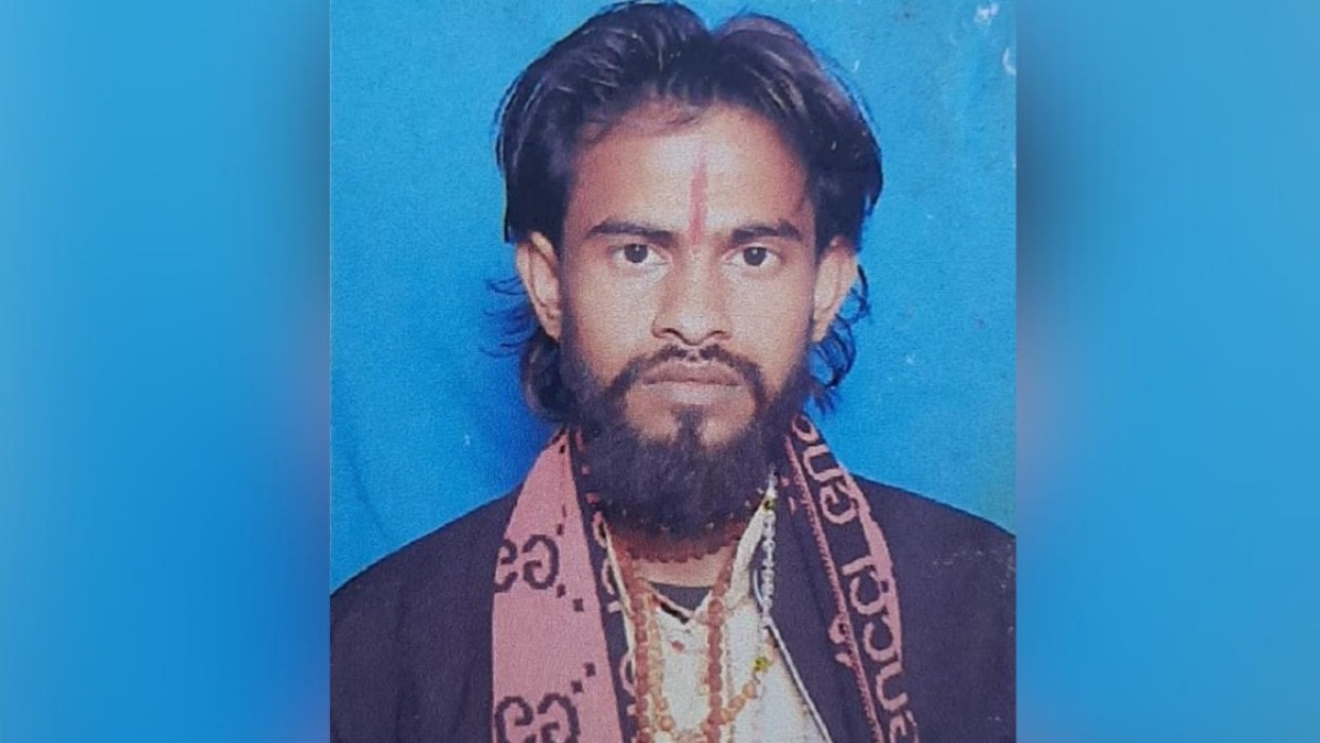 माइक के स्टैंड से किया था हमला (Photo: Screengrab)