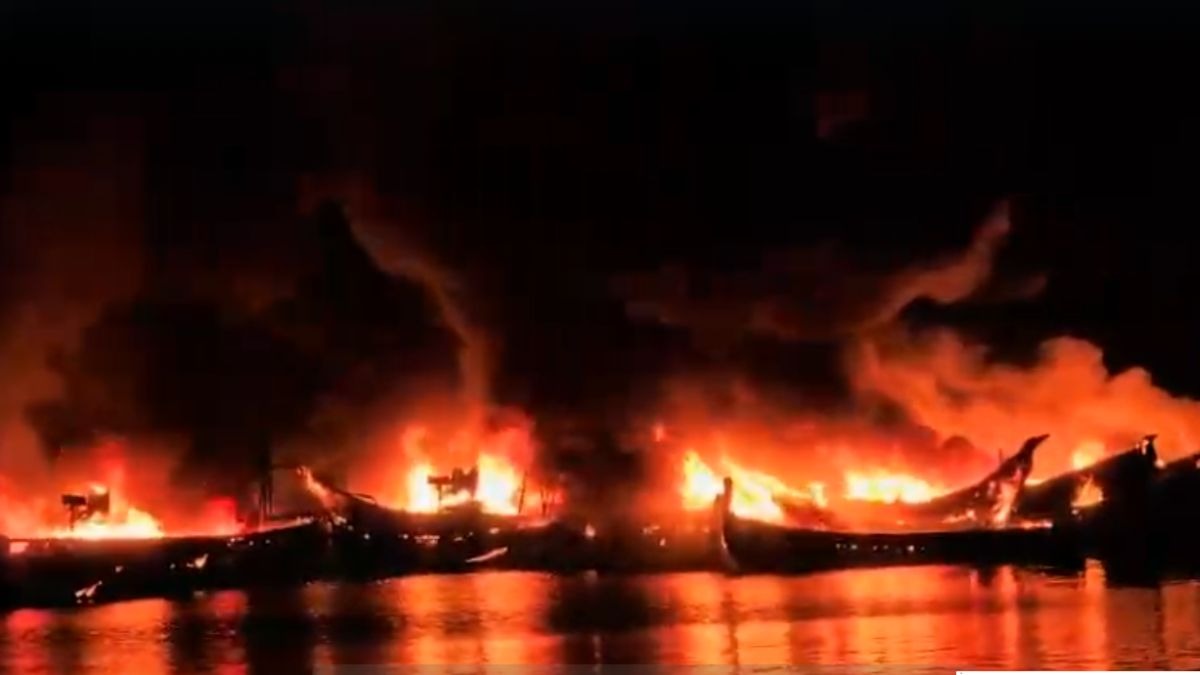 भीषण आग में खाक हो गईं नावें. (Photo: Screengrab)