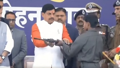 MP में 2.36 करोड़ के इनामी 10 नक्सलियों का सरेंडर, CM के सामने डाले AK-47 समेत हथियार