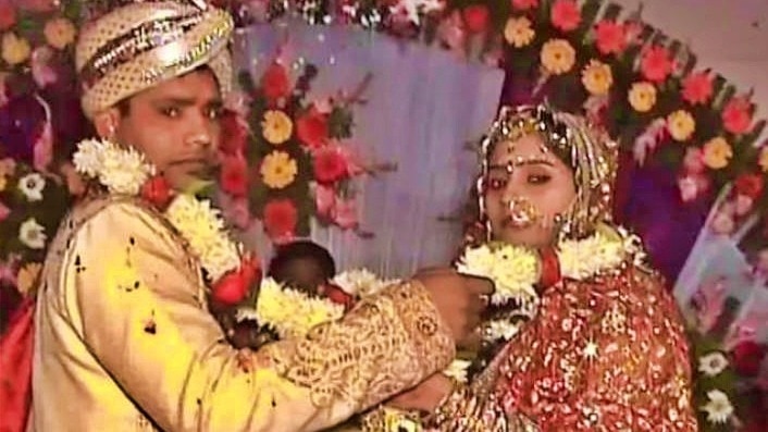 Husband murdering constable Saroj Yadav in Gorakhpur (Photo- Screengrab)