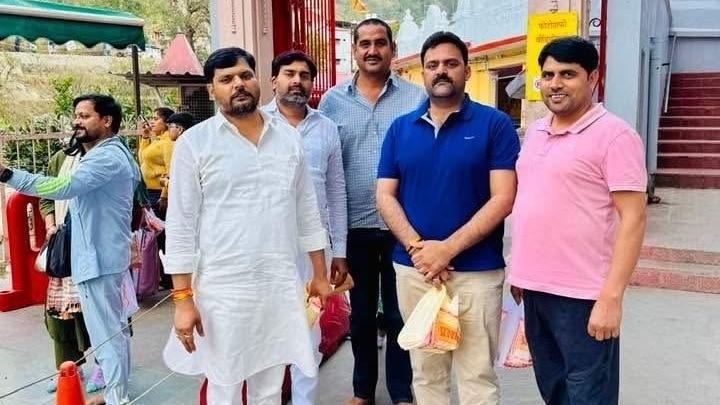 साथियों के साथ सिपाही महेंद्र सिंह (गुलाबी टीशर्ट में) Photo ITG