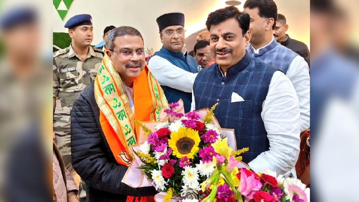 धर्मेंद्र प्रधान को गुलदस्ता भेंट करते BJP विधायक रामेश्वर शर्मा.(Photo:ITG)