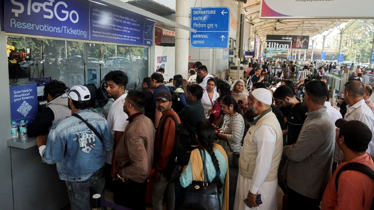 दिल्ली और मुंबई जैसे हवाई अड्डों पर यात्री परेशान नजर आए (Photo- Reuters)