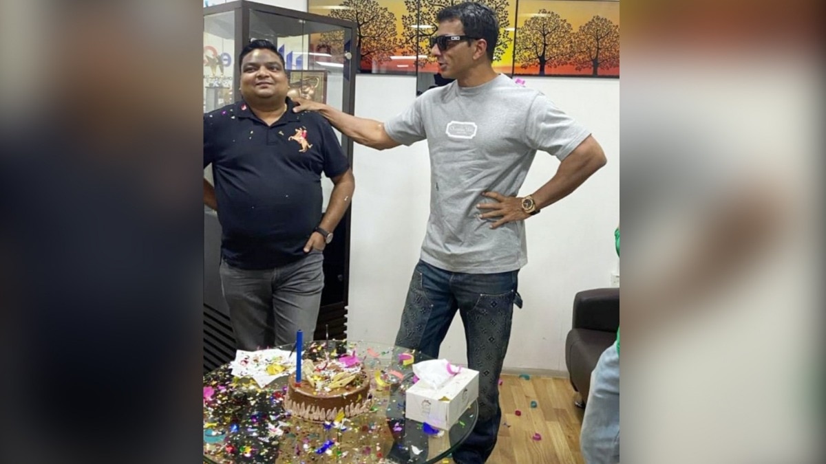 गिरफ्तार महाठग सोनी के साथ जन्मदिन में सोनू सूद  (Photo ITG)
