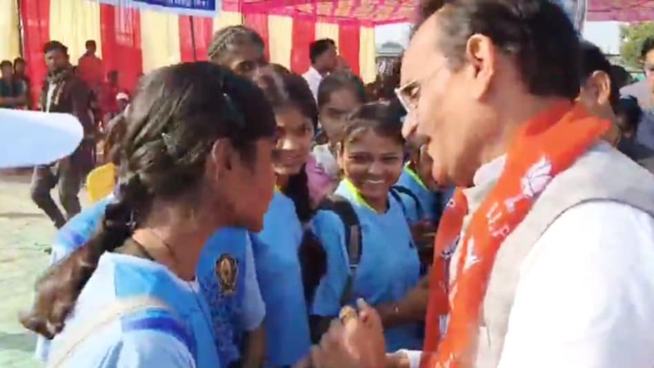 छात्रा ने सांसद से कहा, हमारा समय फालतू नहीं छात्रा ने सांसद से कहा, हमारा समय फालतू नहीं