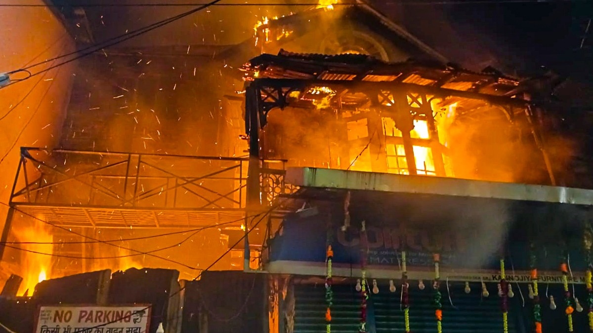 आग लगने पर सबसे जरूरी है-घबराएं नहीं, नज़दीकी एग्जिट से बाहर निकलें, धुएं में झुककर चलें, लिफ्ट न इस्तेमाल करें, और मोबाइल/सामान लेने वापस न जाएं.(Photo: PTI)