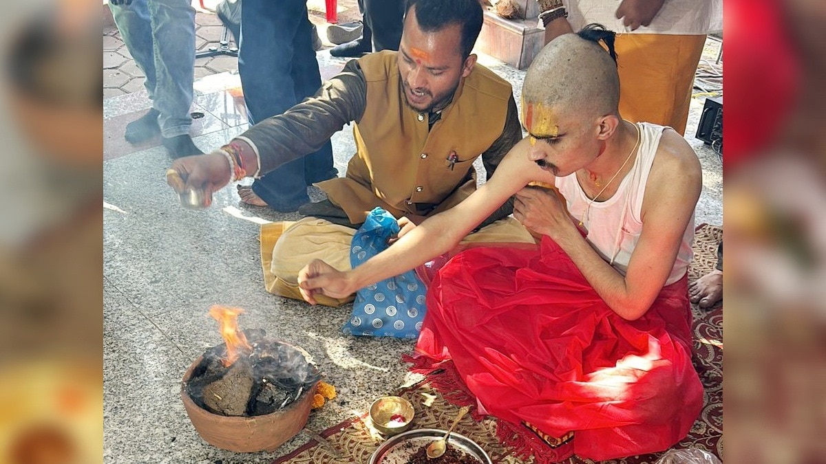 भोपाल के गुफा मंदिर में हुआ युवक का शुद्धिकरण.(Photo:ITG)