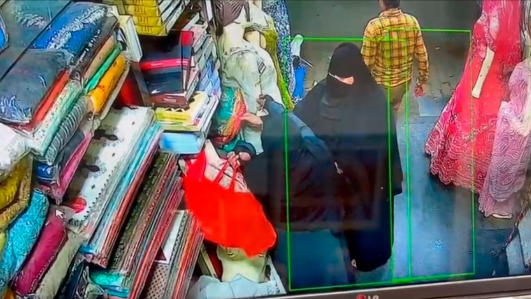 दुकान से साड़ी चुराते महिलाओं का वीडियो वायरल. (Photo: Arvind Sharma/ITG)