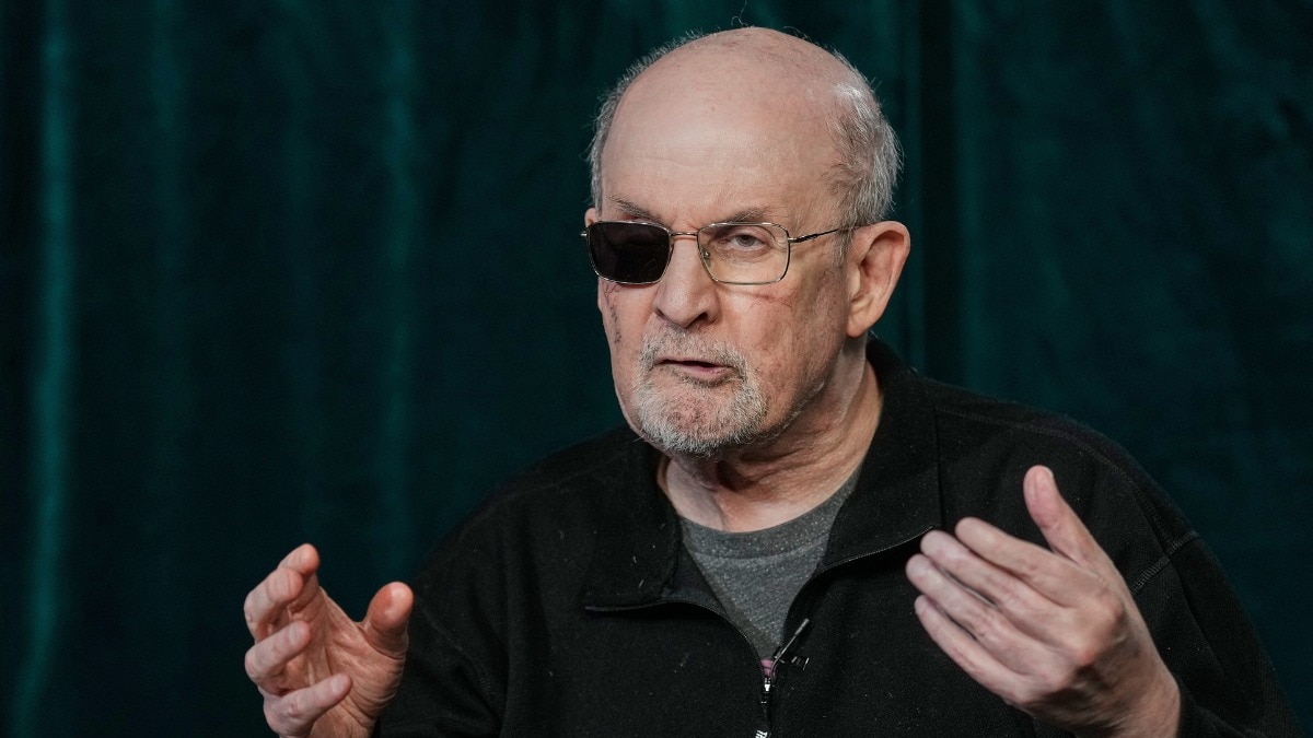 सलमान रुश्दी ने कहा भारत में प्रेस और फ्री स्पीच पर दबाव बढ़ा (Photo: AP)