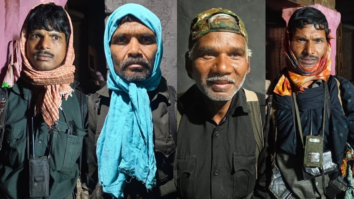 नक्सलियों ने AK-47 और इंसास राइफलों का जखीरा सौंपा.(Photo:ITG)