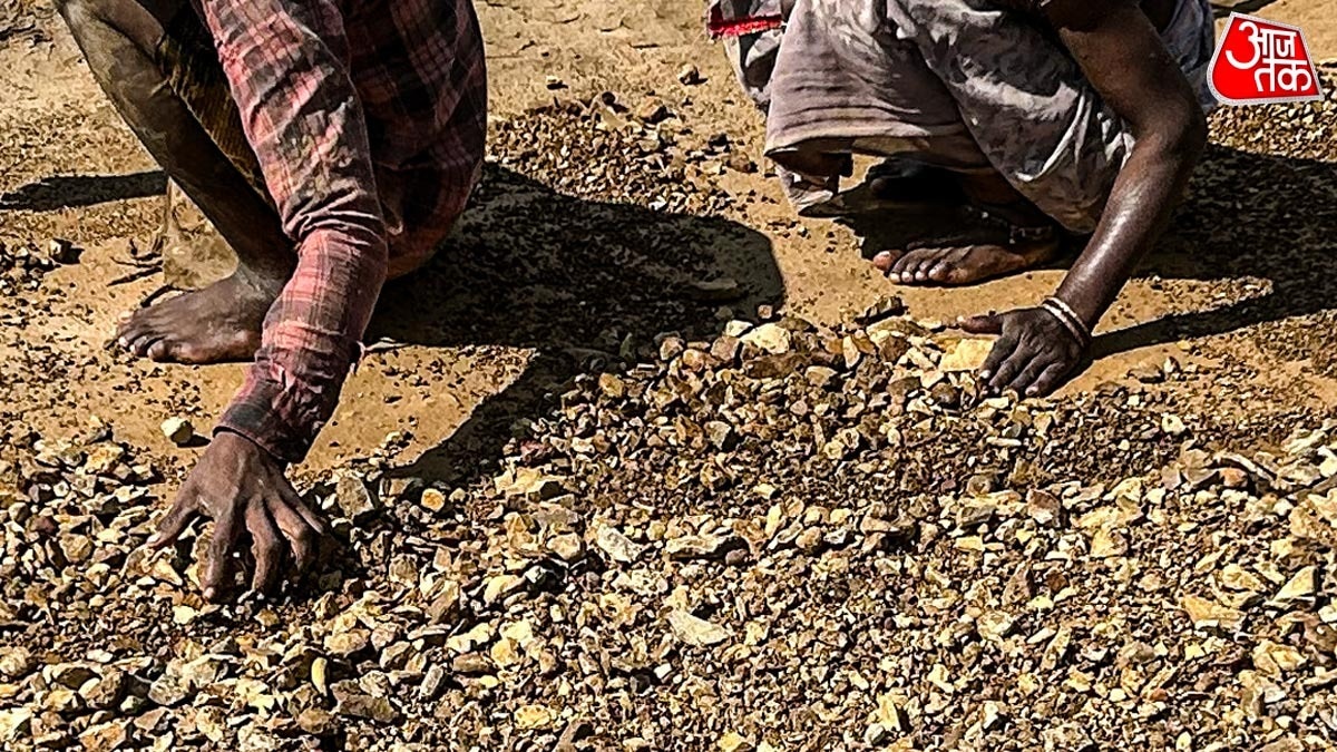 हीरा के लिए अपना सब कुछ दांव पर लगाए हुए लोग कई टोटके करते हैं.