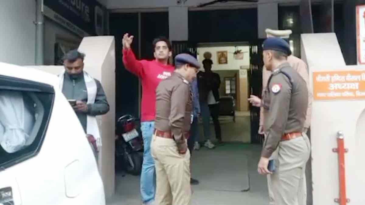  Poision Because Her Boyfriend Engage With Other Girl