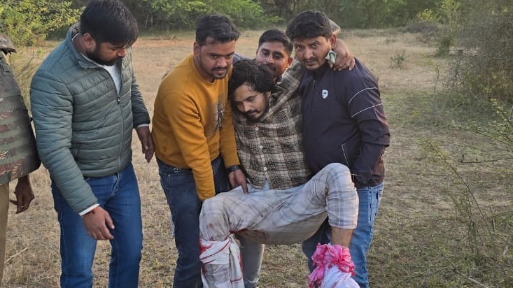 अस्पताल से भागे बदमाश को टांगकर इलाज के लिए ले जाया गया (Photo ITG)