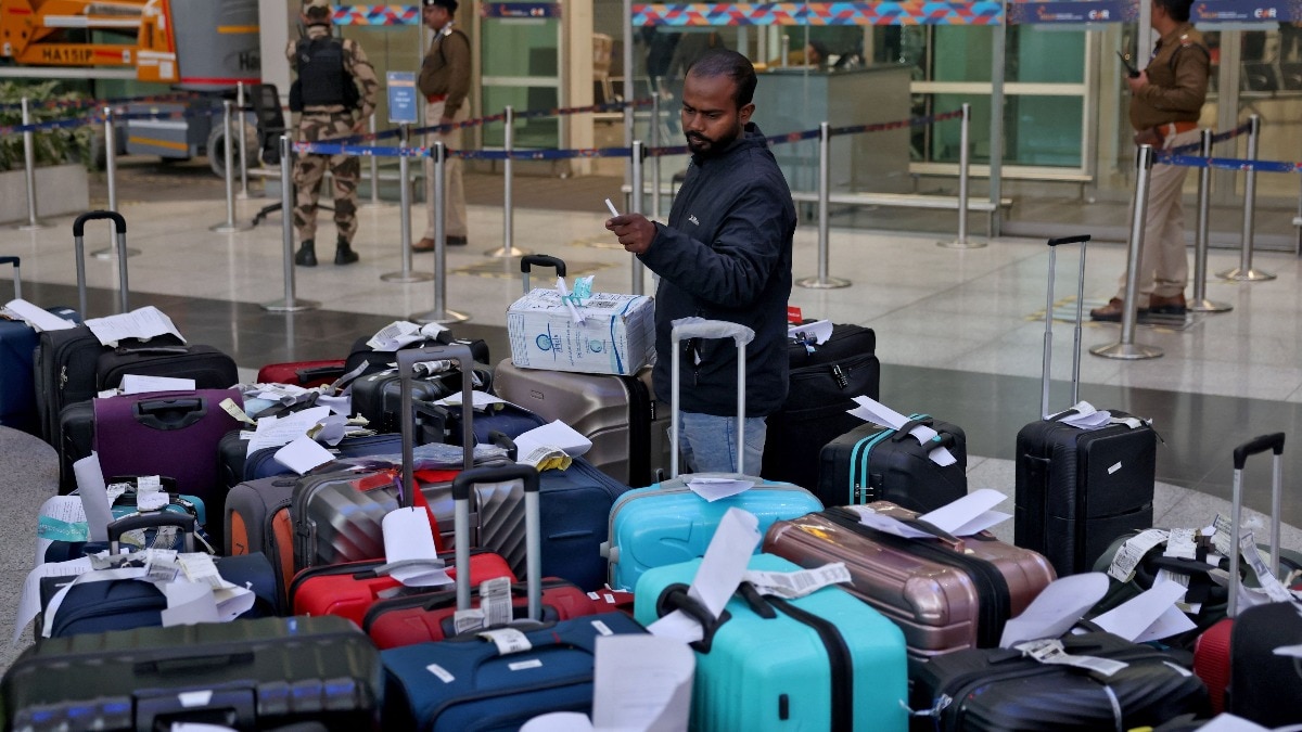  इंडिगो संकट की वजह से लाखों यात्रियों का सफर पटरी से उतरा (Photo- Reuters)