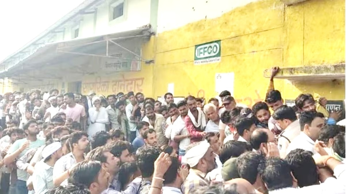 कई दिनों से यूरिया की कमी से जूझ रहे किसान.(Photo: Representational)