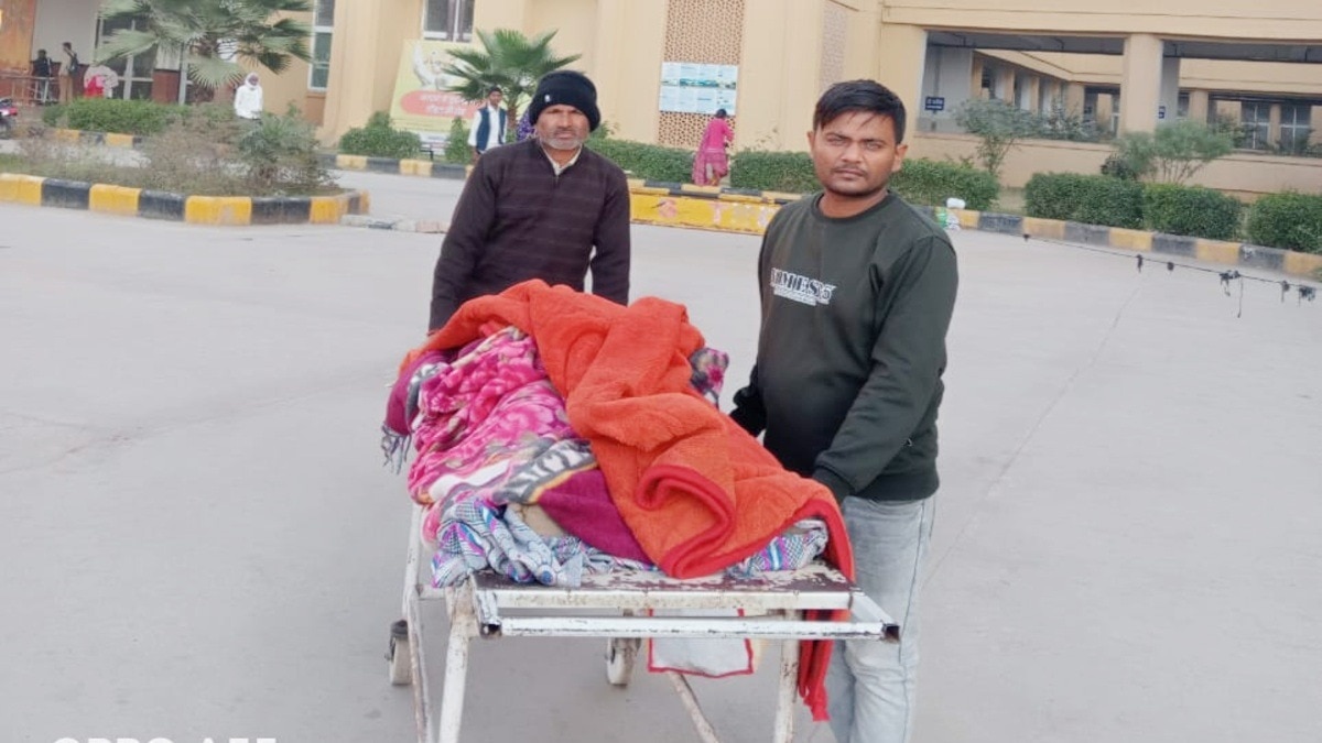 ग्वालियर के अस्पताल लाए गए घायल होटल कर्मचारी.(Photo:ITG)