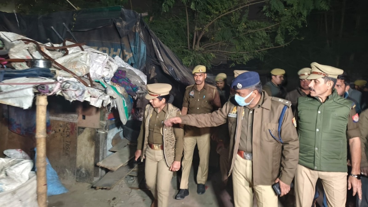 जांच करते पुलिस अधिकारी (Photo: ITG)