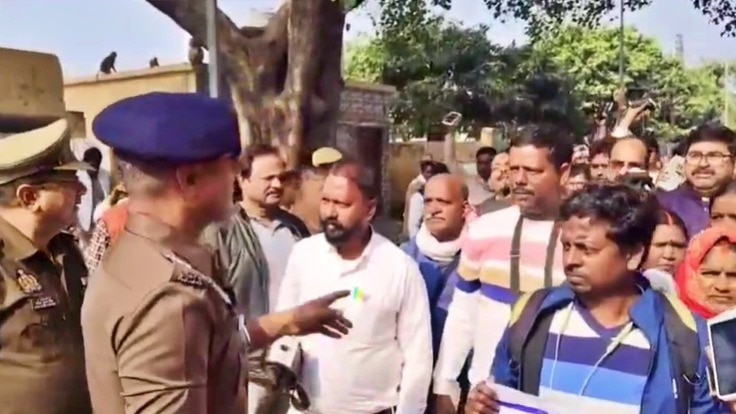 Azamgarh SSP advised protesters (Photo- Screengrab)