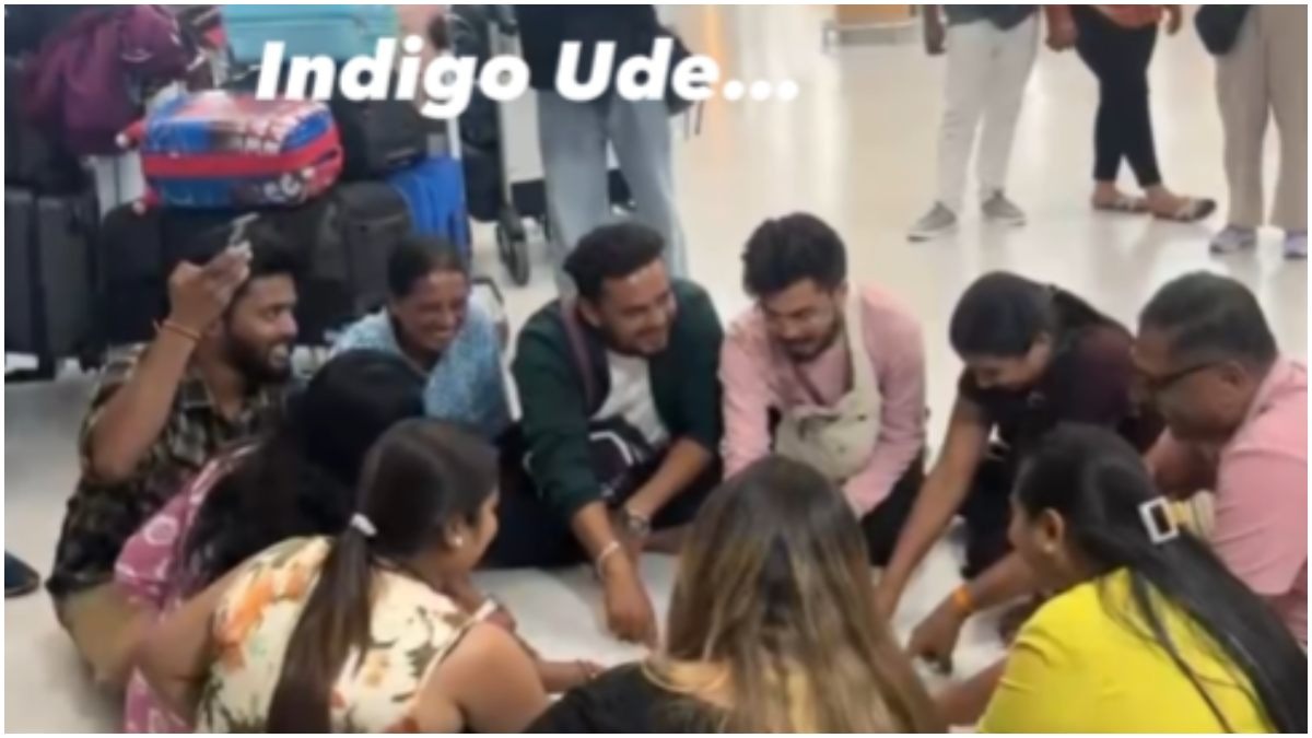 इंडिगो की फ्लाइट्स कैंसिल होने के बाद यात्री एयरपोर्ट पर बैठकर गेम खेल रहे हैं. (Photo: Insta/@Thats.mithil)