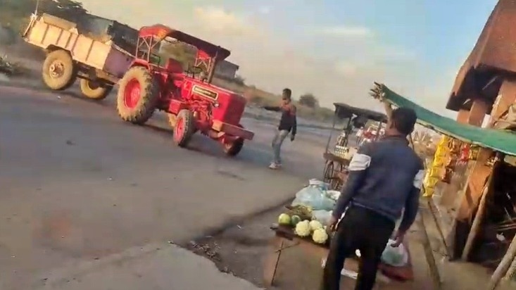 Driver crushed to death by tractor in Hamirpur (Photo- ITG)