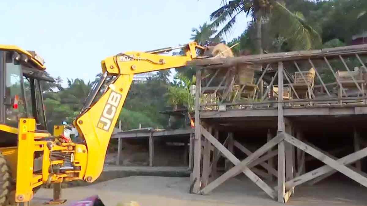 लूथरा ब्रदर्स के क्लब पर बुलडोजर एक्शन शुरू (Photo: Screengrab)