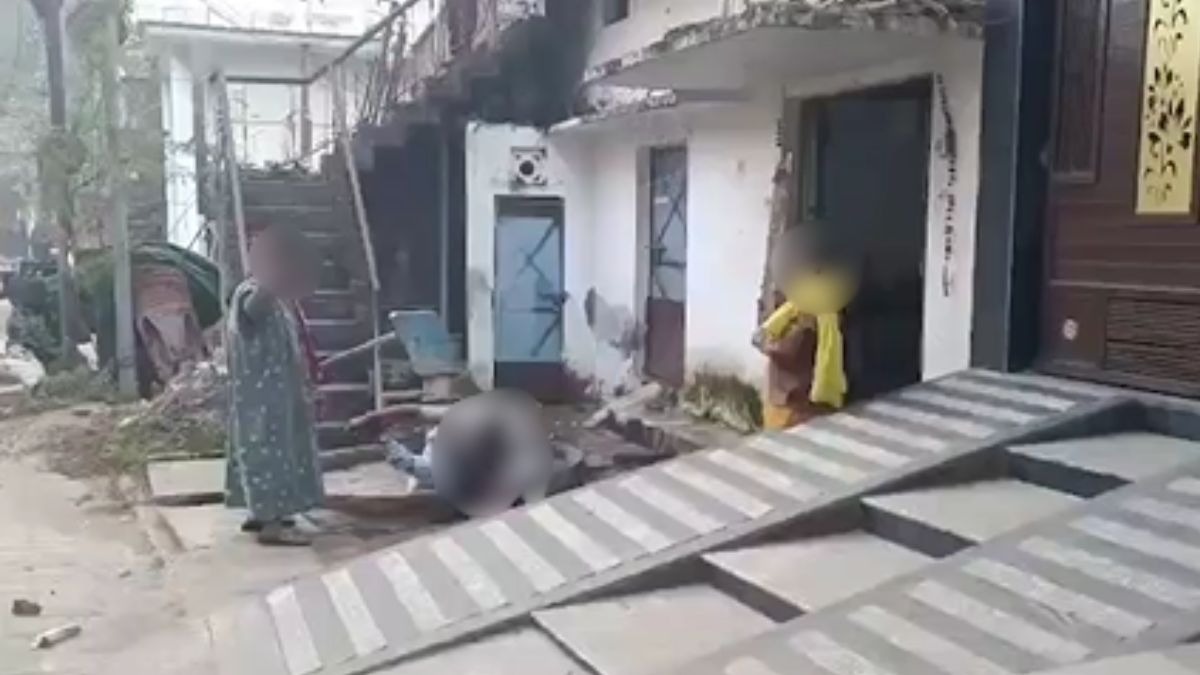 मां- बाप से बेटे-बहू की दरिंदगी, छाती पर पर चढ़कर पत्थरों से मारा (Photo: ITG)