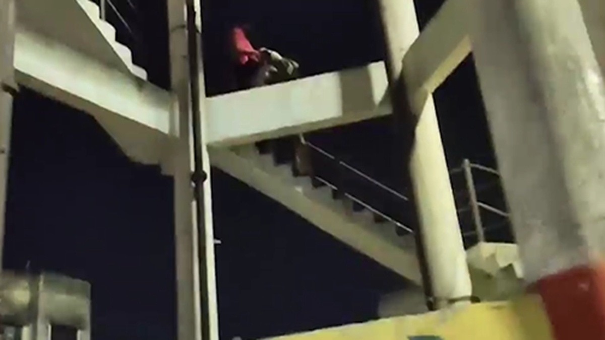 पत्नी से झगड़े के बाद जान देने के लिए टंकी पर चढ़ा शख्स (Photo: ITG)