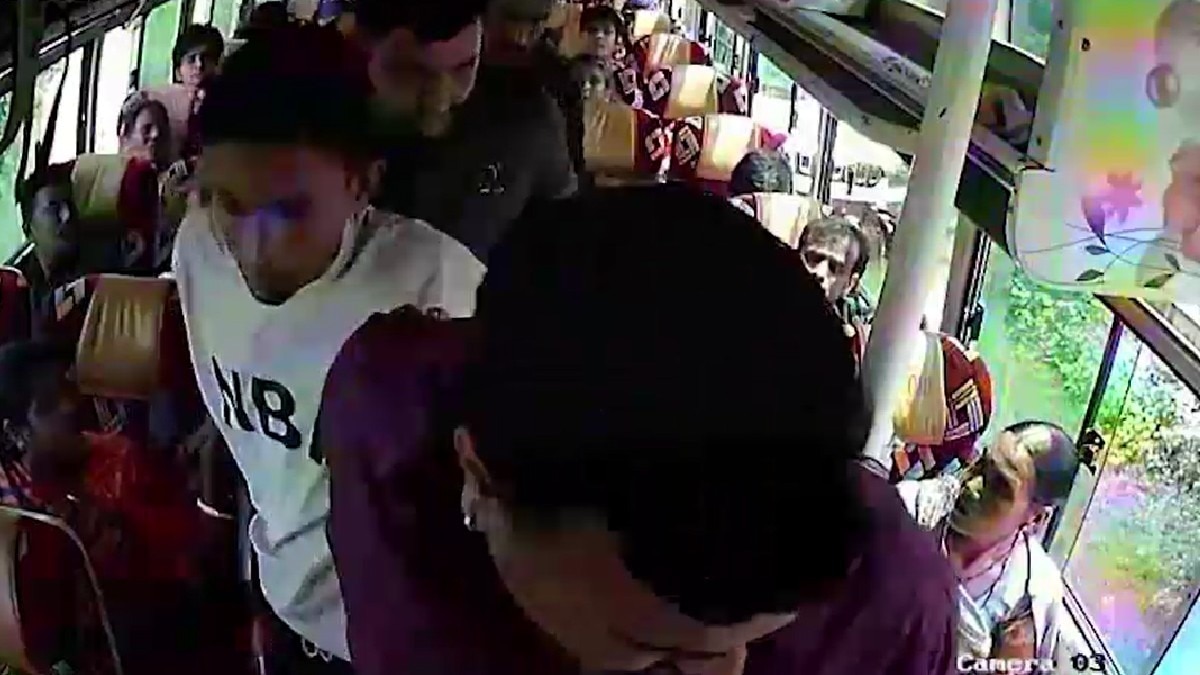 छात्र को चलती बस से पकड़कर ले गई पुलिस.(Photo:Screengrab)