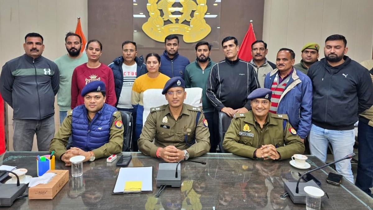 बिजनौर से गायब हुई लड़कियों को बरामद करने वाली पुलिस टीम (Photo- ITG)
