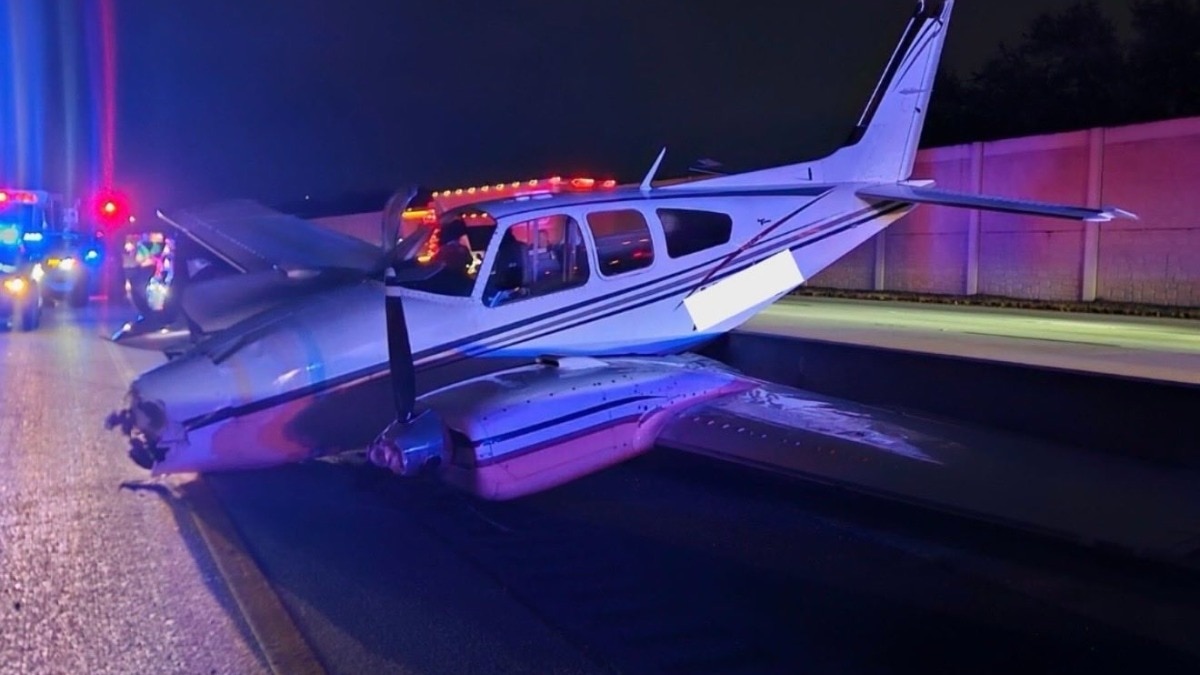 फ्लोरिडा में एक प्लेन ने हाईवे पर चल रही कार को टक्कर मार दी (Photo - X/@geotechwar )