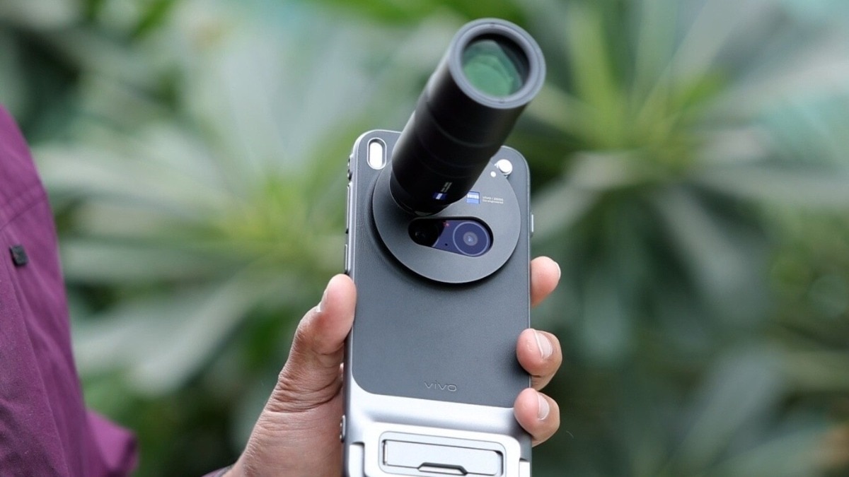 Vivo X300 Pro में 200MP का टेलीफोटो लेंस और एक एक्सटेंडर लेंस मिलता है. (Photo: ITG)