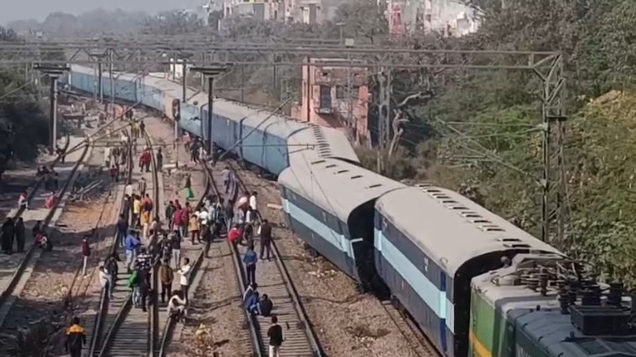 दिल्ली में ट्रैक से उतरीं ट्रेन की 2 बोगियां