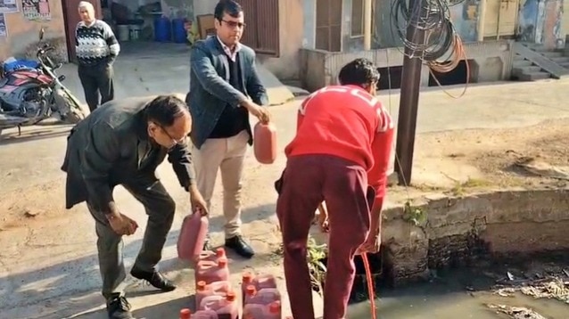 नकली मेयोनीज और सॉस की फैक्ट्री बंद कराई गई (Photo- Screengrab)