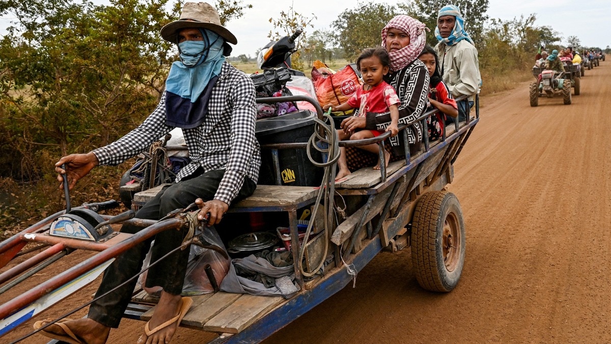 युद्ध शुरू होने के बाद कंबोडिया के ओड्डार मिंछे प्रांत में सुरक्षित स्थान पर जाते लोग.  (Photo: AFP)