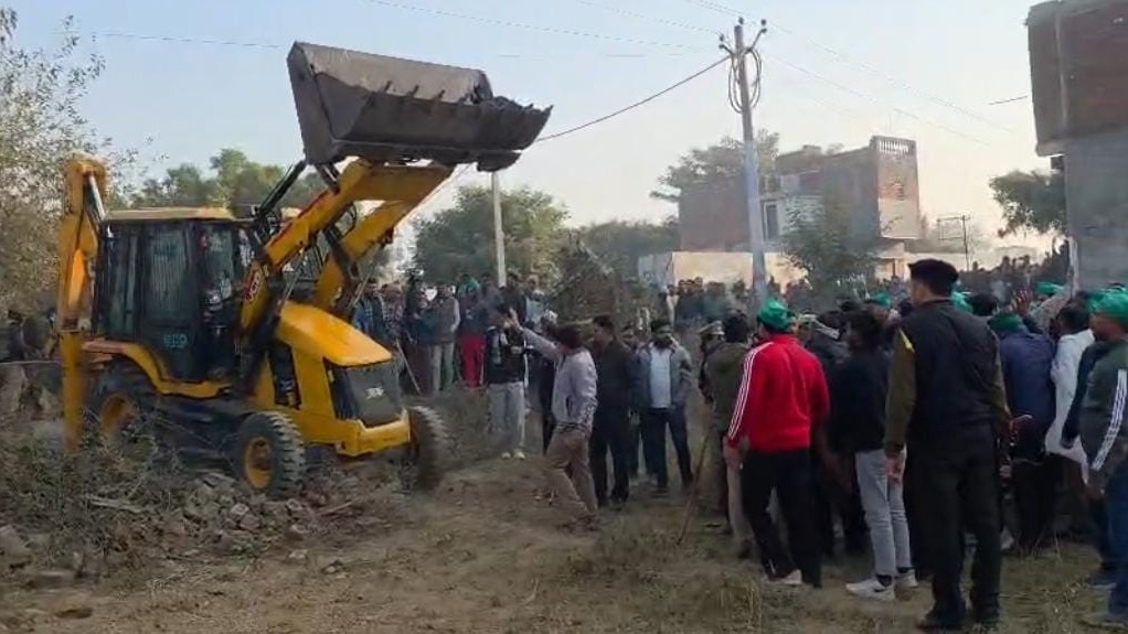 किसानों के विरोध से रुकी बुलडोजर.(Photo: Arun Tyagi/ITG)