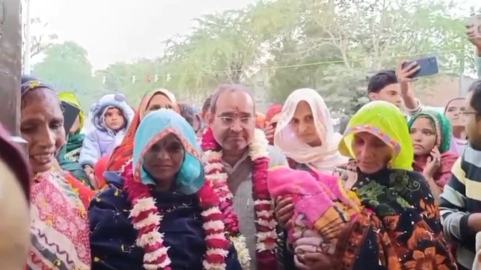 घर को फूलों, गुब्बारों और रंगोली से सजाया गया.(Photo: Screengrab)