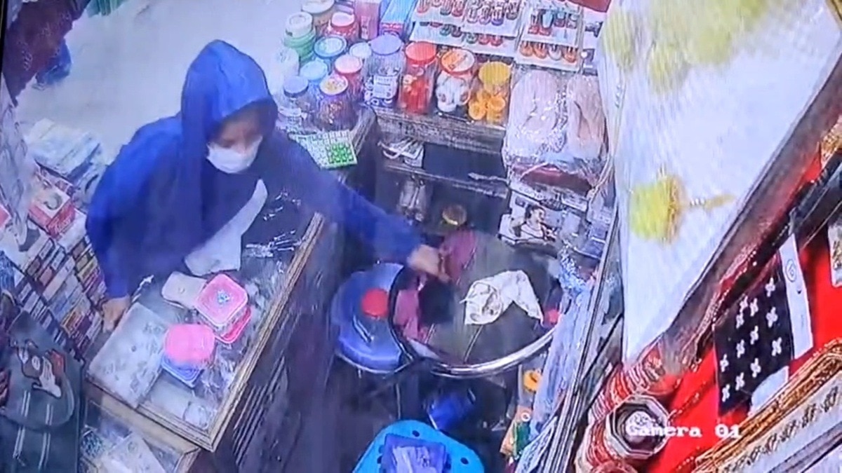दुकान में लिपस्टिक लेने के बहाने ‘मास्क गर्ल’ की चोरी (Photo: ITG)