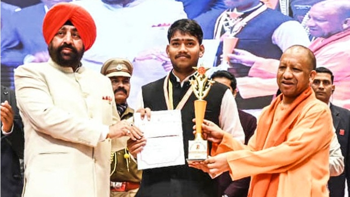 सीएम योगी आदित्यनाथ और उत्तराखंड के राज्यपाल लेफ्टिनेंट जनरल गुरमीत सिंह ने गोरखपुर में बच्चों को पुरस्कार वितरित किया (Photo:ITG)