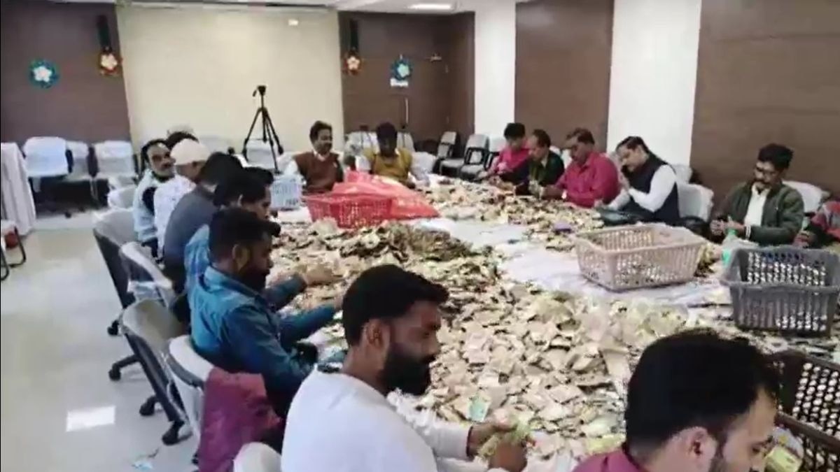 गणेश मंदिर की खोली गईं दान पेटियां. (Photo: Screengrab)