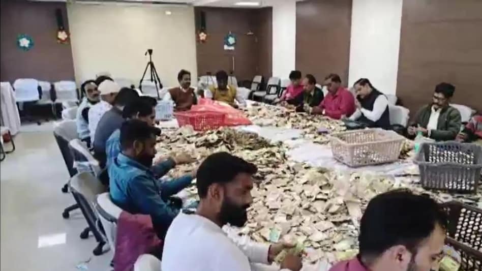 693a8a63f246d indore donation boxes khajrana ganesh temple opened 110949596 इंदौर के खजराना गणेश मंदिर की दान पेटियां खुलीं... तीन दिन में मिले 1 करोड़ 37 लाख, विदेशी करेंसी भी निकली - Indore Donation boxes Khajrana Ganesh Temple opened lcla - AajTak