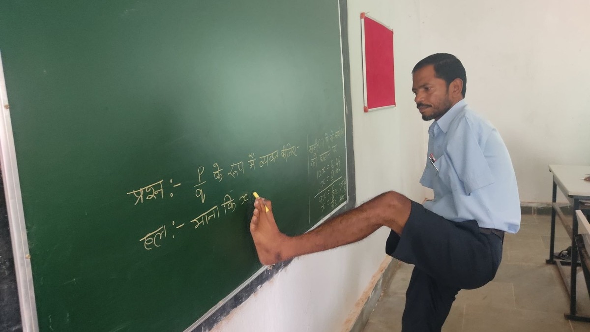 पैरों से लिखकर बच्चों को पढ़ाते हैं गुलशन लोहार