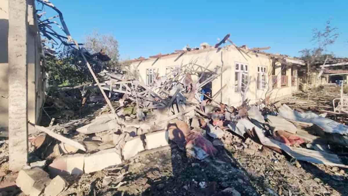 Airstrike in Myanmar: म्यांमार में एयर स्ट्राइक का खौफनाक Video, रखाइन के बाजार में तबाही और 49 मौतें 6 693aed583bc36 airstrike destroys hospital 111202636