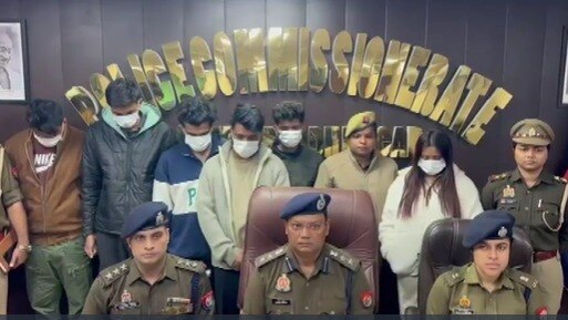 पुलिस की गिरफ्त में आरोपी.(Photo: Screengrab)