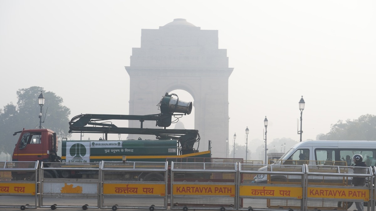 दिल्ली में जहरीली हवा और कोहरे की मोटी परत (Photo: PTI)