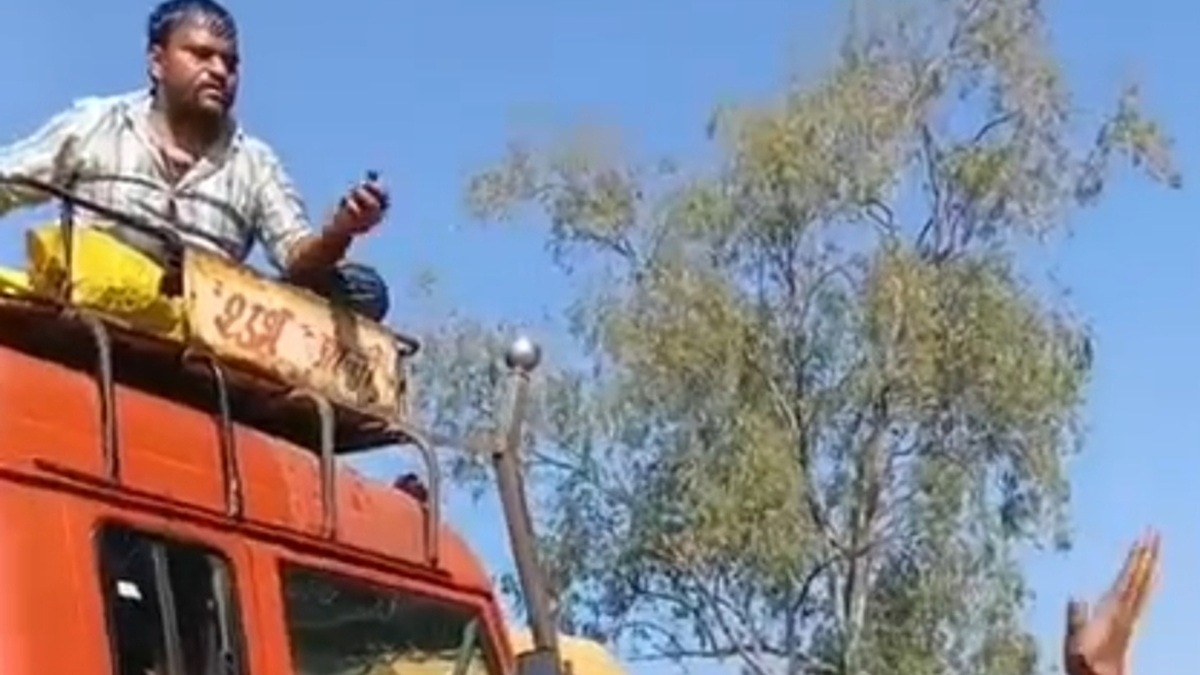 ट्रक ड्राइवर ने खुद पर पेट्रोल डाल कर आग लगाने की कोशिश की (Photo: ITG)