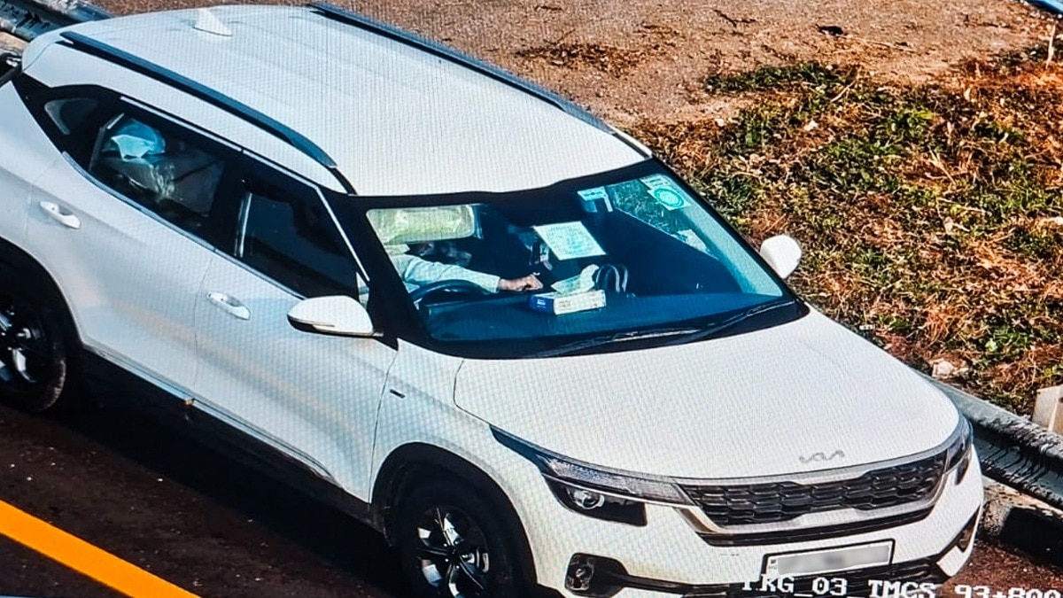 पूर्वांचल एक्सप्रेस वे पर इसी कार के अंदर का वीडियो वायरल किया गया (Photo: Screengrab)