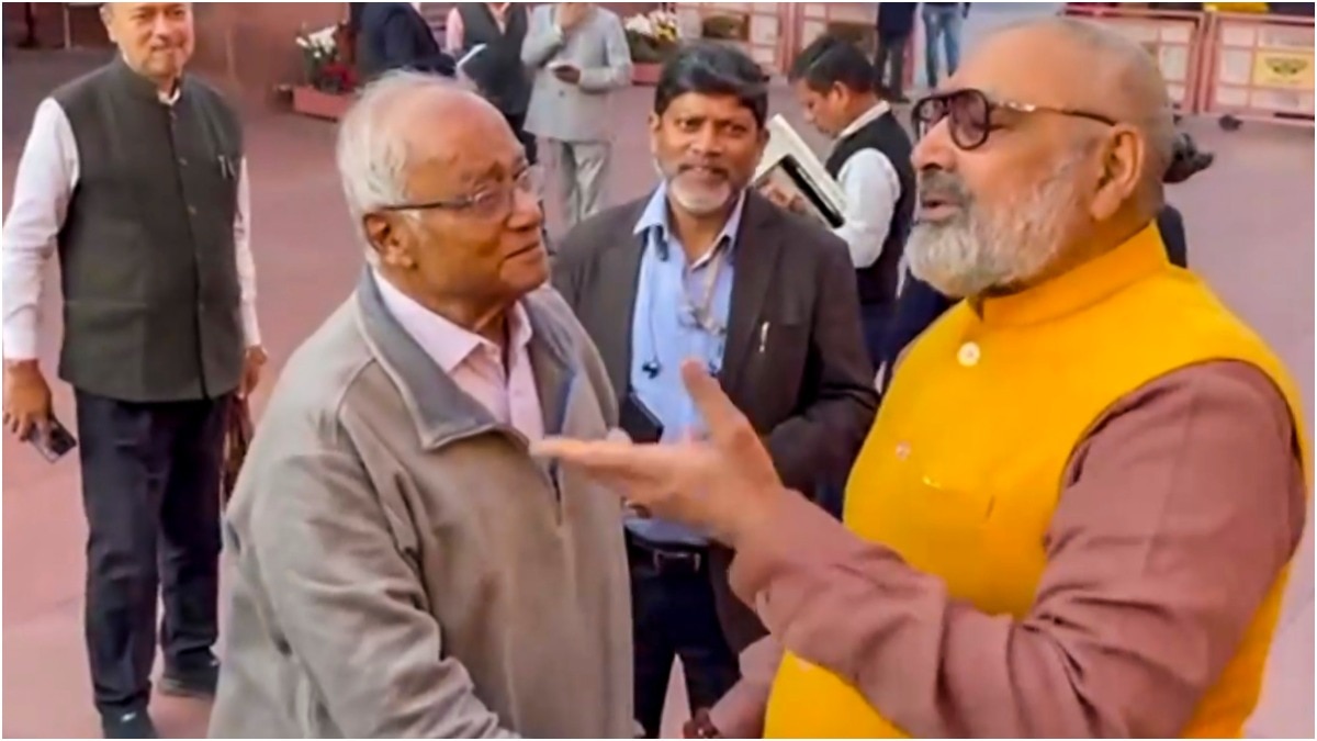 तृणमूल कांग्रेस के वरिष्ठ नेता और सांसद सौगत रॉय संसद परिसर में ई-सिगरेट पीते दिखे. (Photo: PTI)