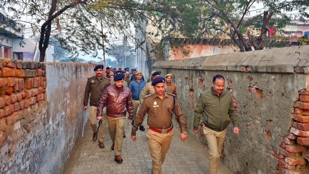 मथुरा के 'मिनी जामताड़ा' में पुलिस की कार्रवाई (Photo- ITG)