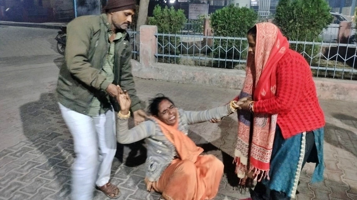 Family members weeping after death of an innocent child in Farrukhabad (Photo- ITG)
