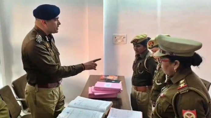 Jhansi IG got angry at policemen during inspection (Photo- ITG)